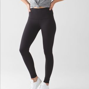 Lululemon Wunder Under in black